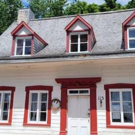 Om Chalet 1 Avec Spa Face Au Fleuve Saint-Jean Экстерьер фото