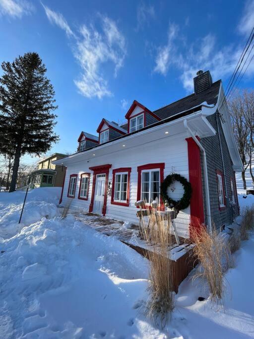 Om Chalet 1 Avec Spa Face Au Fleuve Saint-Jean Экстерьер фото
